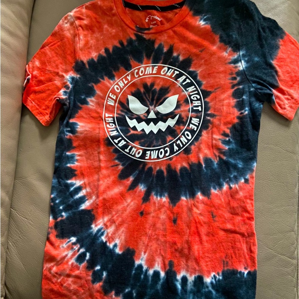 SUPER CUTE HALLOWEEN TSHIRT SIZE BOYS 18